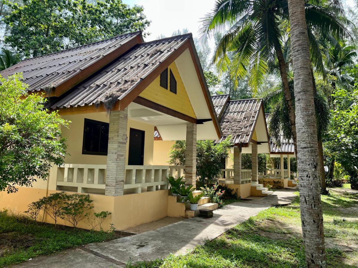 Ao Thong Beach Resort Bang Sak Bagian luar foto