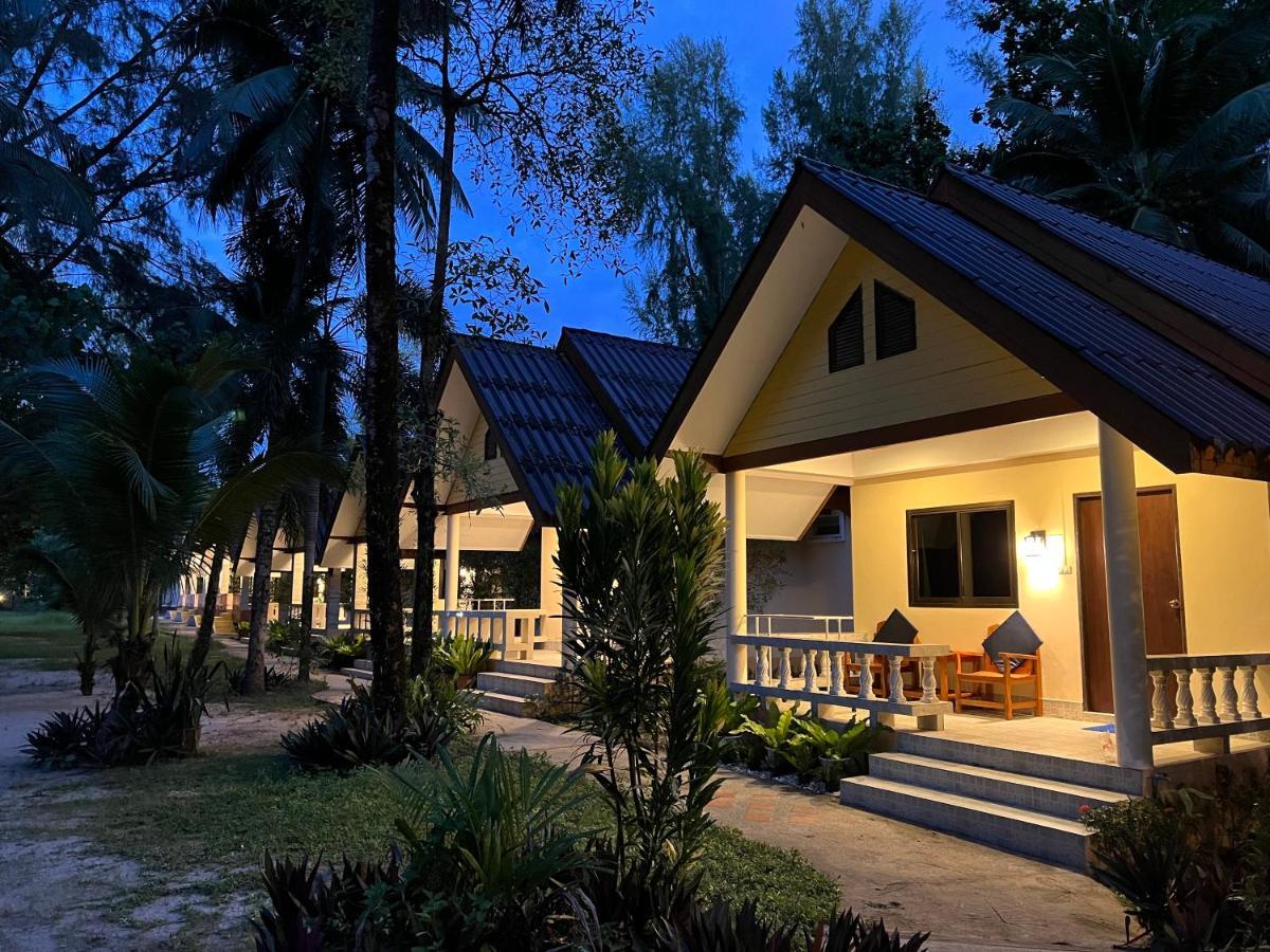 Ao Thong Beach Resort Bang Sak Bagian luar foto