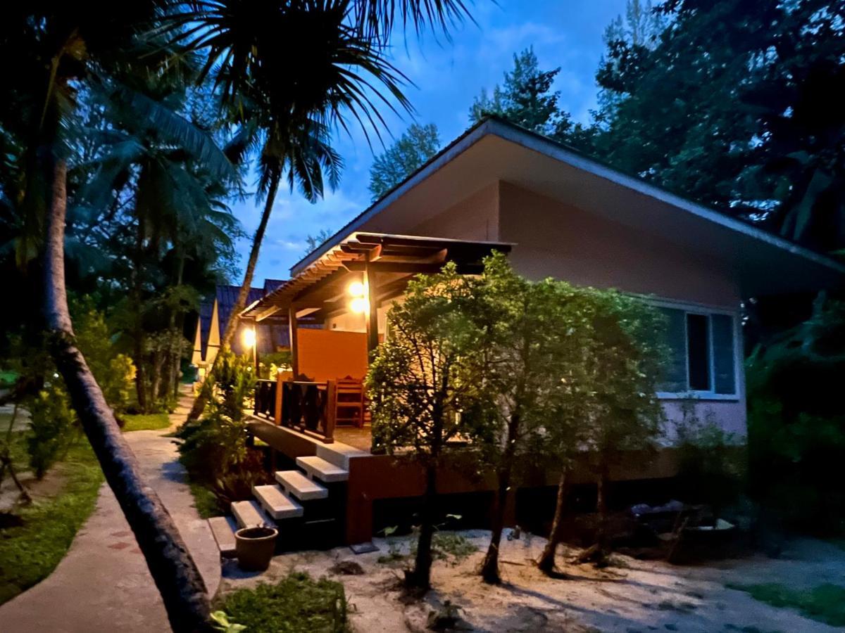 Ao Thong Beach Resort Bang Sak Bagian luar foto
