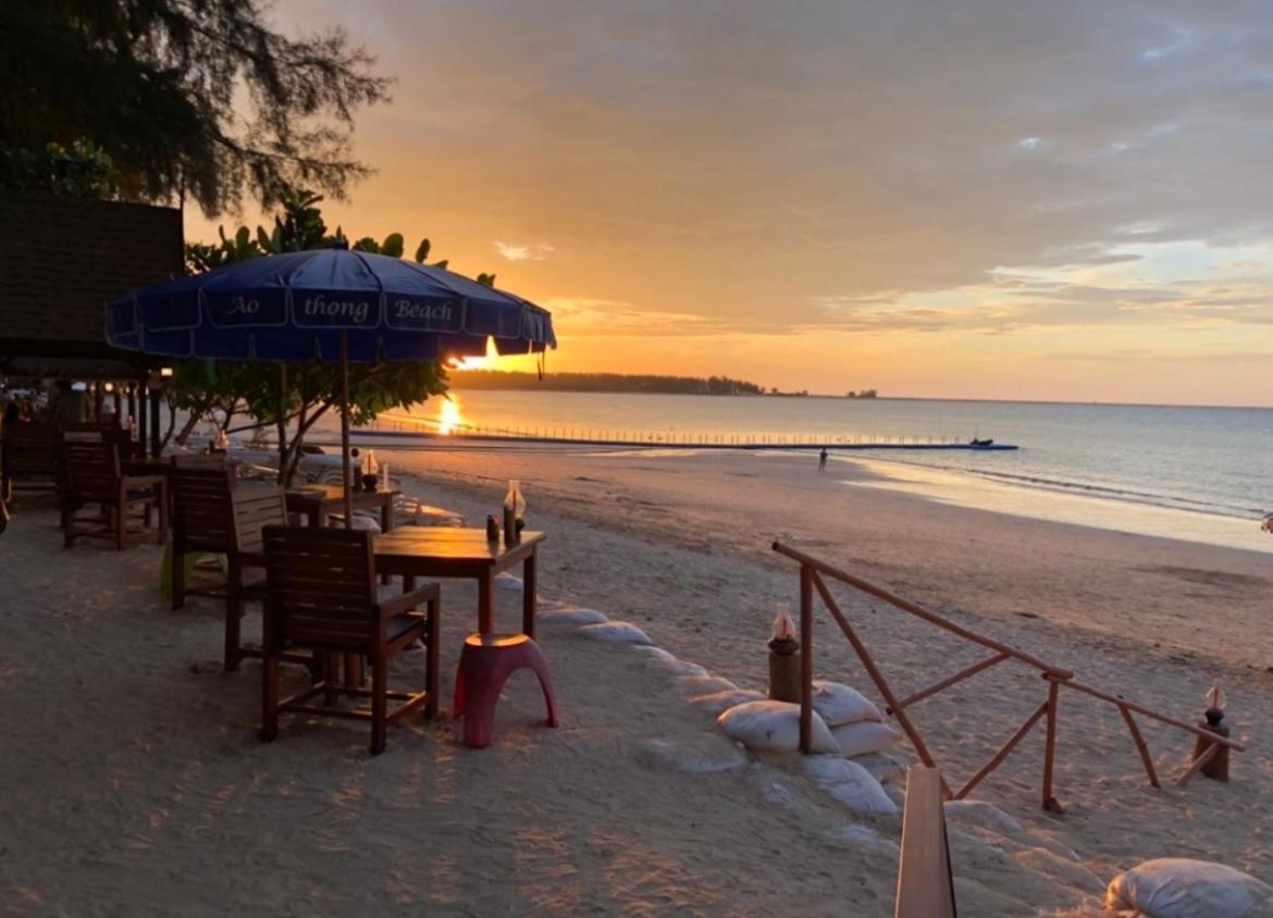 Ao Thong Beach Resort Bang Sak Bagian luar foto