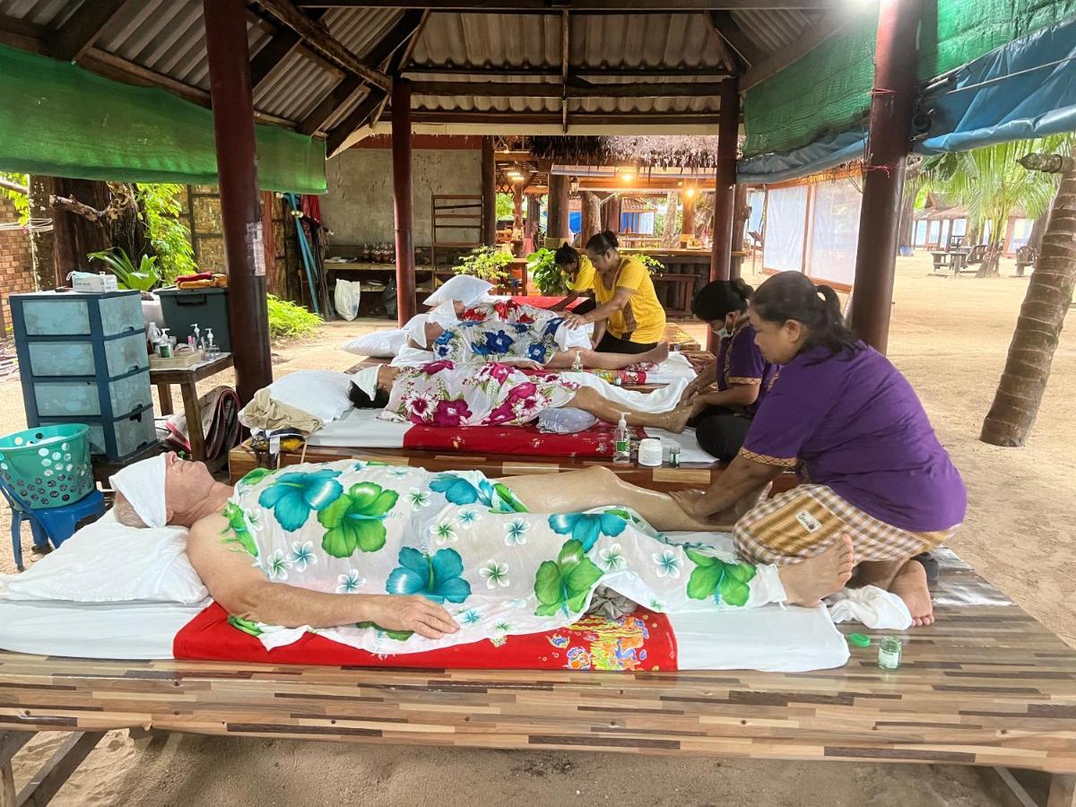 Ao Thong Beach Resort Bang Sak Bagian luar foto