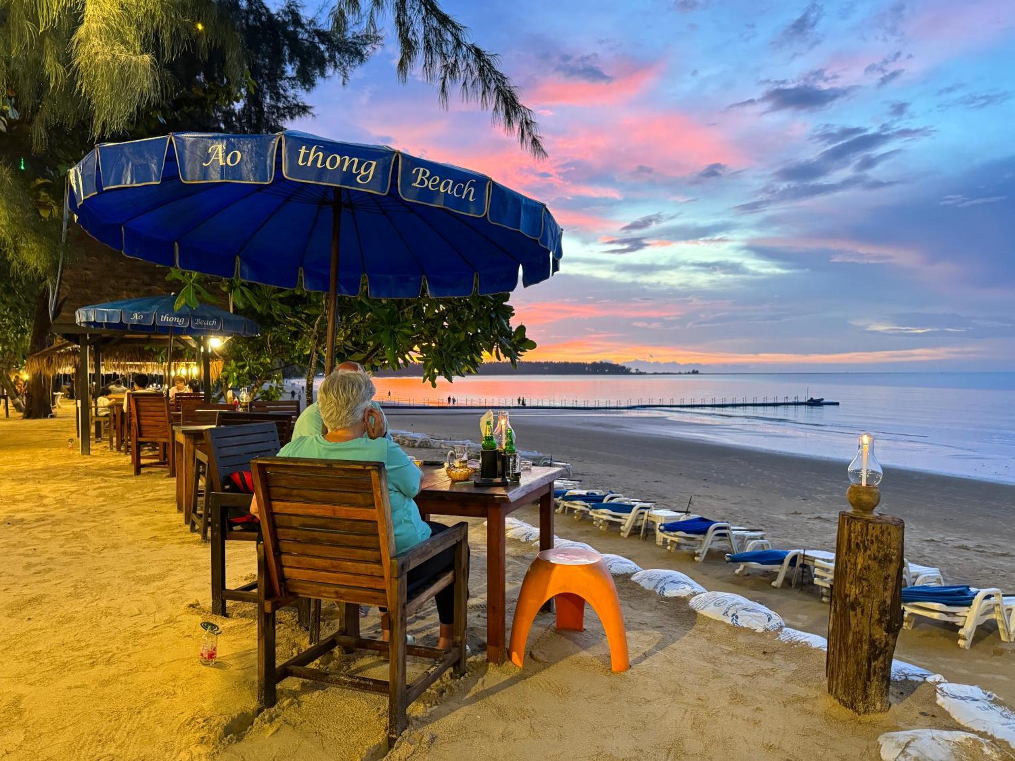 Ao Thong Beach Resort Bang Sak Bagian luar foto