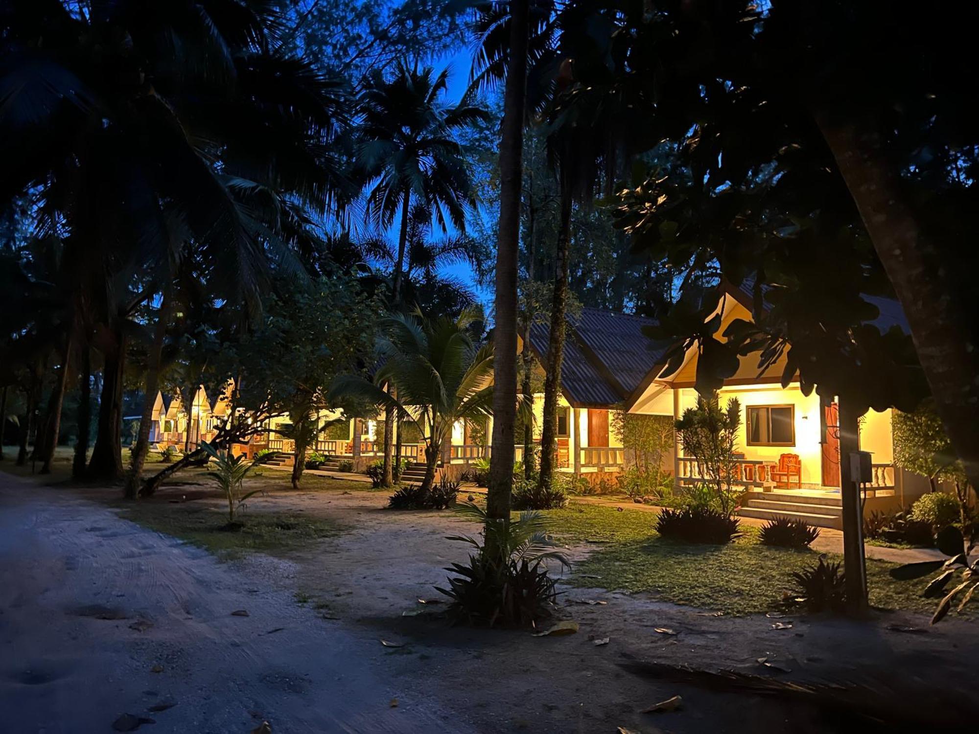 Ao Thong Beach Resort Bang Sak Bagian luar foto