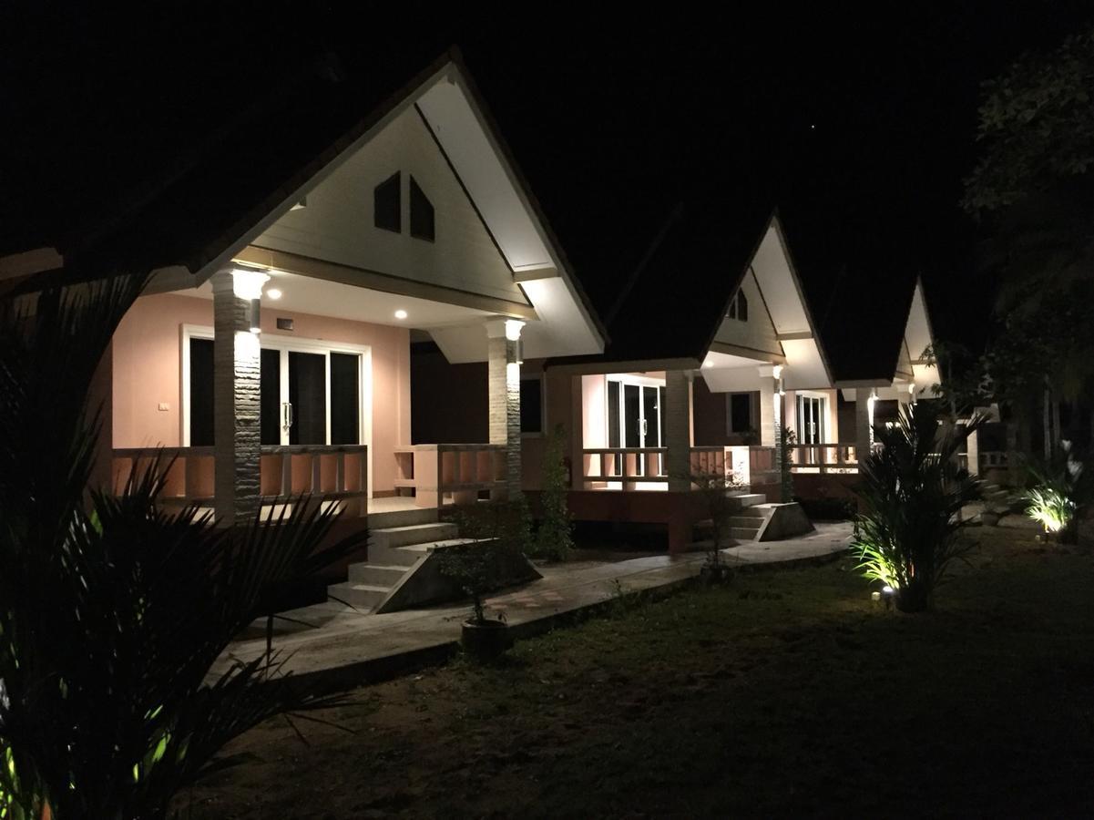 Ao Thong Beach Resort Bang Sak Bagian luar foto